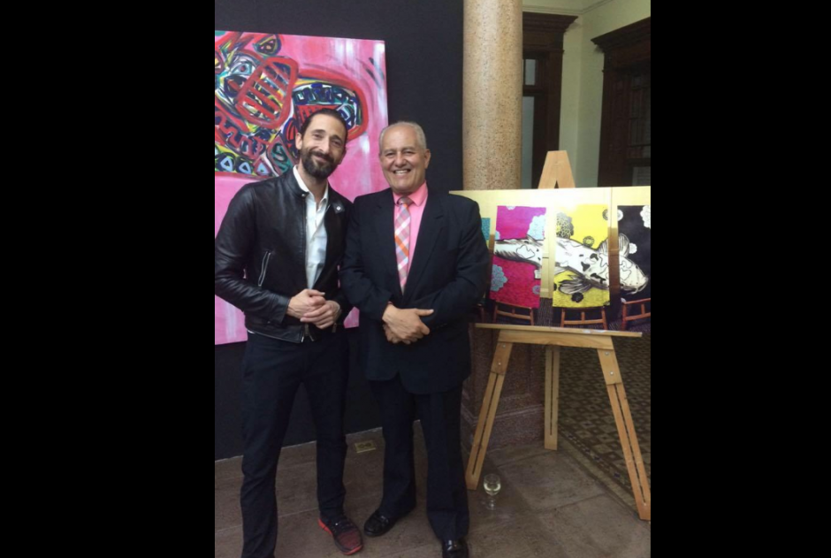 El actor estadounidense Adrien Brody visit&oacute; Guatemala y don&oacute; piezas de su autor&iacute;a a beneficio del Museo de Historia. (Foto: Miguel Alfredo &Aacute;lvarez/facebook)&nbsp;