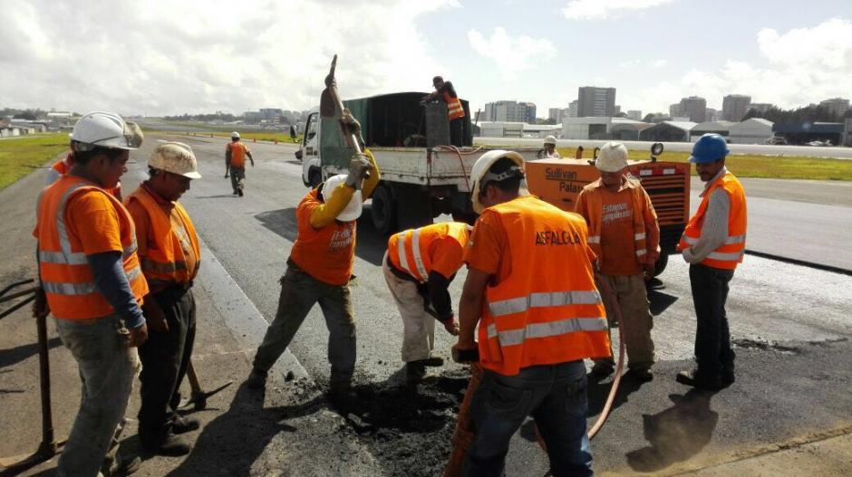 Un equipo de mantenimiento inici&oacute; este jueves los trabajos de recapeo de la calle de rodaje. (Foto: DGAC)