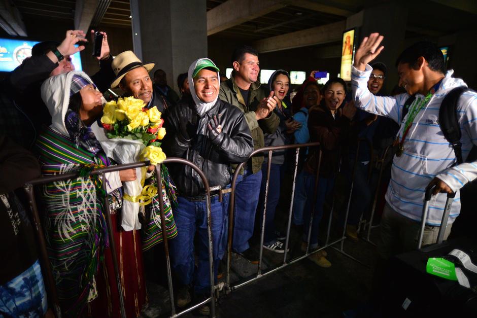 El lugar del Aeropuerto Internacional La Aurora donde las personas esperan a familiares o amigos que vienen de viaje será modificado, con una inversión de 9 millones de quetzales. (Foto: Archivo/Soy502)