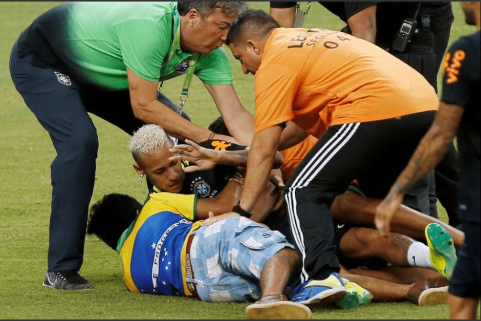 Un grupo de aficionados entr&oacute; a la cancha durante el entrenamiento de Brasil. (Foto: Marca)