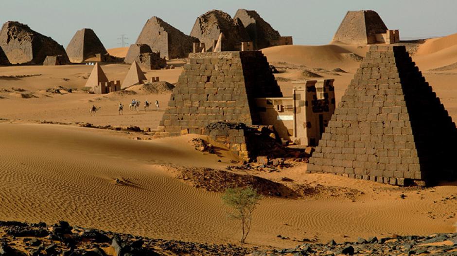 El lugar cuenta con unas 200 pir&aacute;mides en una parte del desierto de Sud&aacute;n. (Foto: AFP)