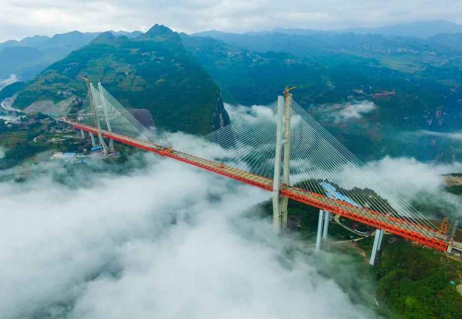 Ya se termin&oacute; la base de la infraestructura del puente Beipanjiang en la provincia de Guizhou, China. (Foto: AFP)
