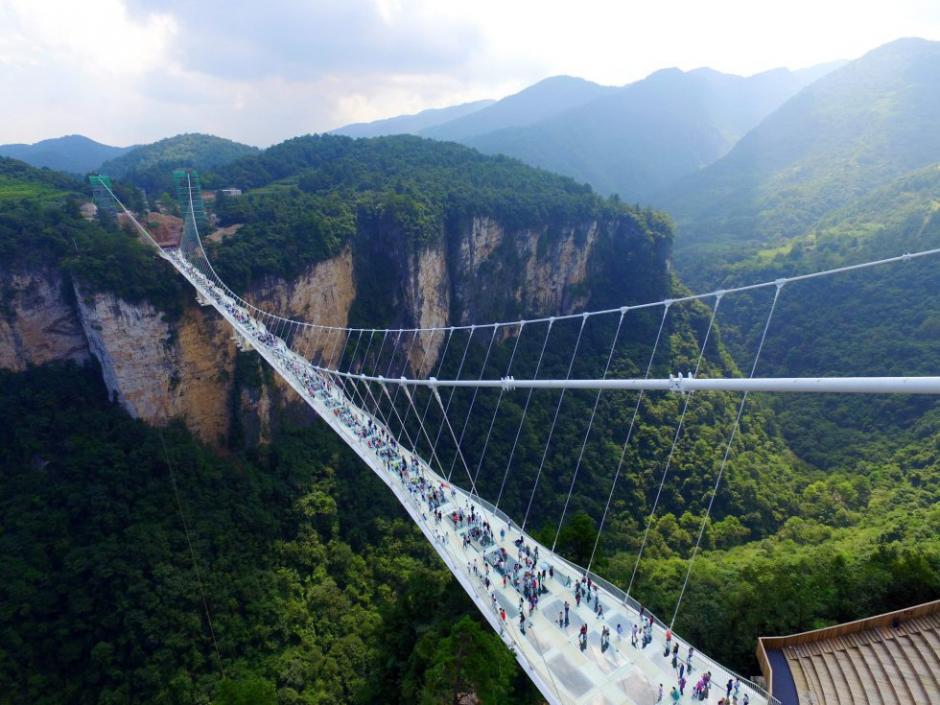 En el parque natural de Zhangjiajie, China, se inaugur&oacute; el puente de cristal m&aacute;s alto y largo del mundo. (Foto: AFP)