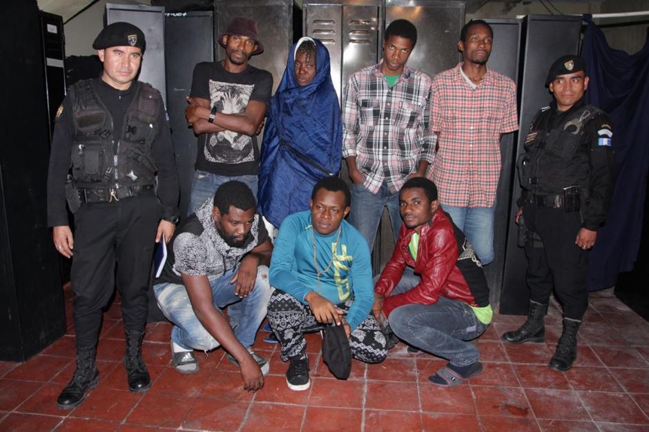 Siete personas de nacionalidad africana remitidos a Migraci&oacute;n. (Foto: PNC)