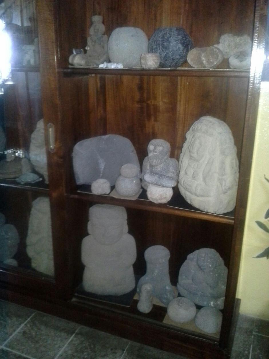 Vista de las piezas arque&oacute;logicas que fueron localizadas durante un allanamiento en zona 12. (Foto: PNC)&nbsp;