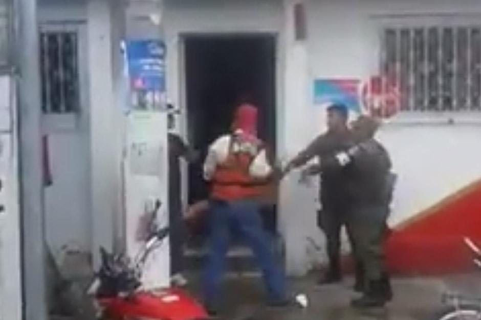En redes sociales circula un video en el que una mujer fue agredida en Villa Hermosa. (Foto: Captura de YouTube)