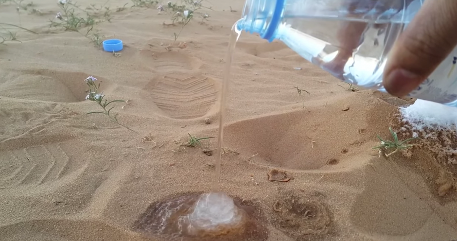 Curiosos crean hielo en el desierto. (Foto: YouTube)&nbsp;