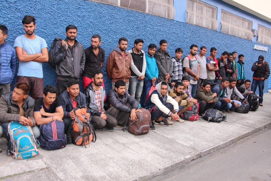 16 ciudadanos de Nepal y 17 de Bangladesh fueron rescatados por la Polic&iacute;a guatemalteca durante un operativo en la carretera a El Salvador. (Foto: PNC)&nbsp;