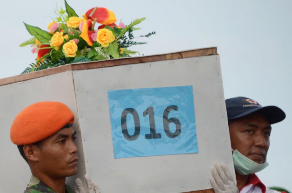 Treinta cad&aacute;veres han sido recuperados del vuelo de AirAsia que transportaba a 162 pasajeros. Investigadores se acercan al lugar del accidente. (Foto: AFP)