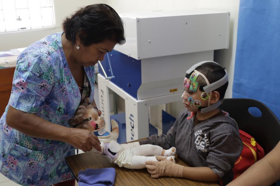 Antony es un peque&ntilde;o de cinco a&ntilde;os que sufri&oacute; quemaduras por un corto circuito. (Foto: Alejandro Bal&aacute;n/Soy502)