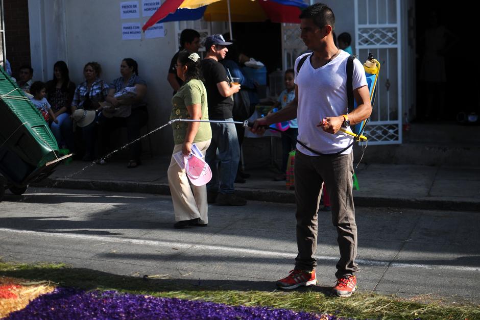 Fieles terminan sus alfombras a pocos minutos del pase la procesi&oacute;n. (Alejandro Bal&aacute;n / Soy502)