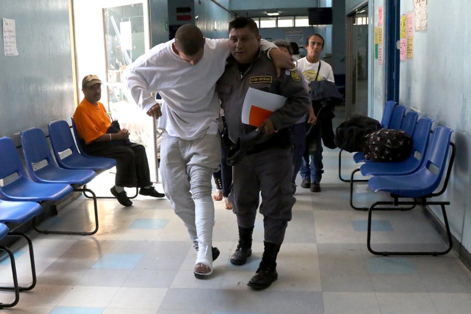 Guardias del Sistema Penitenciario se encargan de trasladar a los privados de libertad y de cuidarlos. (Foto: Alejandro Balan/Soy502) 