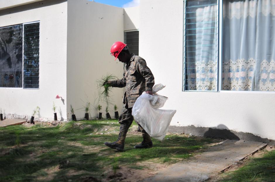 Militares se esmeran porque la casa modelo luzca lo mejor posible para la entrega simb&oacute;lica (Foto: Alejandro Bal&aacute;n/soy502)