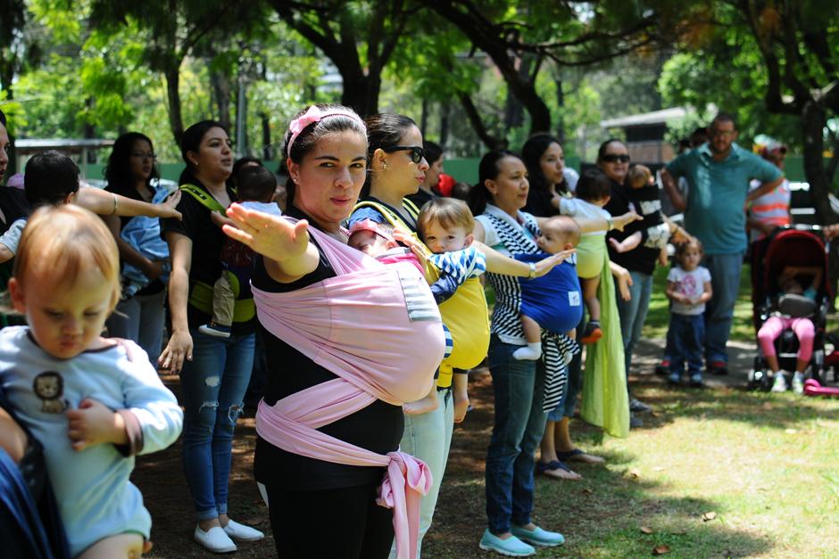 Madres acuden al "mamat&oacute;n" realizado en Av. Las Americas. (Foto: Alejandro Bal&aacute;n/Soy502)