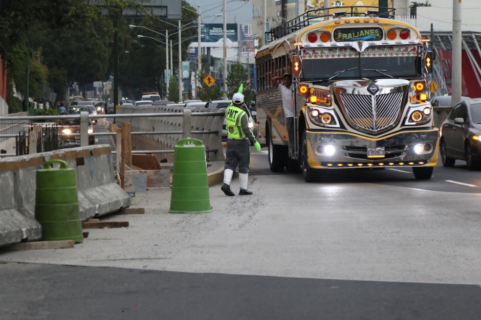 Desde este lunes la PMT cerr&oacute; la 27 avenida y bulevar los Pr&oacute;ceres. (Foto: Alejandro Bal&aacute;n/Soy502)