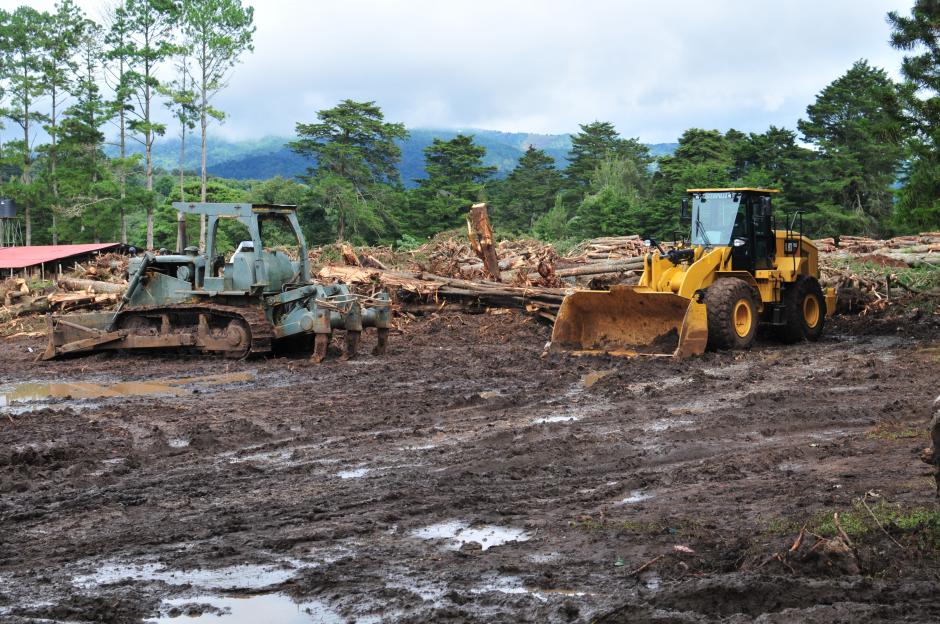 Maquinaria del Cuerpo de Ingenieros del Ej&eacute;rcito de Guatemala remueve la tierra del terreno. (Foto: Alejandro Balan/Soy502)