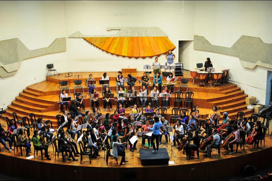 La orquesta femenina afina detalles con la Banda Marcial. (Foto: Archivo/Soy502)