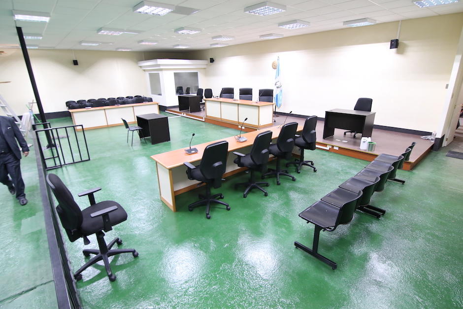 El Organismo Judicial acondicion&oacute; un espacio de parqueo como nueva sala de audiencias (Foto: Alejandro Balan/Soy502).