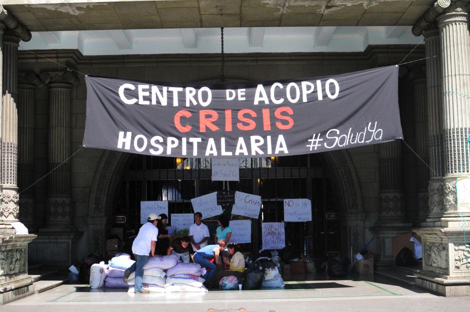 El centro de acopio fue instalado frente al Palacio Nacional de la Cultura. (Foto: Alejandro Bal&aacute;n/Soy502)