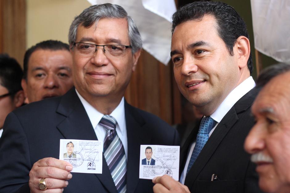 Jimmy Morales y Jafeth Cabrera recibieron sus credenciales como candidatos a la presidencia y vicepresidencia por el partido FCN. (Foto: Alejandro Balán/Soy502)
