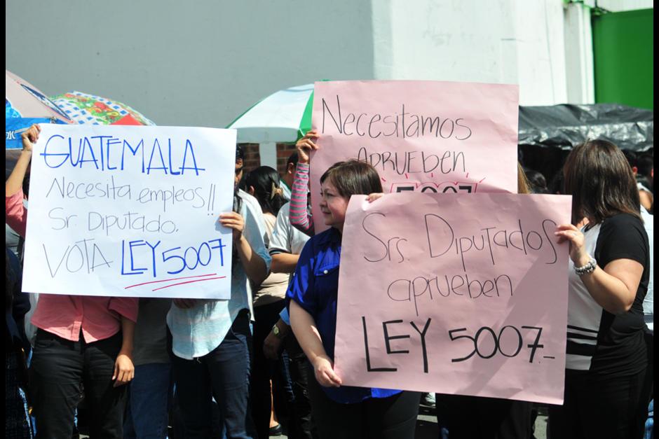 Empleados de maquilas han protestado por dos d&iacute;as para que el Congreso aprobara la iniciativa de ley que continuar&aacute; con la exoneraci&oacute;n de impuestos a estas empresas. (Foto: Alejandro Bal&aacute;n/Soy502)