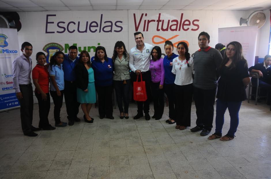 El alcalde Neto Bran participó en la inauguración de Escuelas Virtuales en el centro educativo Fe y Alegría de la zona 3 de Mixco. (Foto: Alejandro Balán/Soy502)