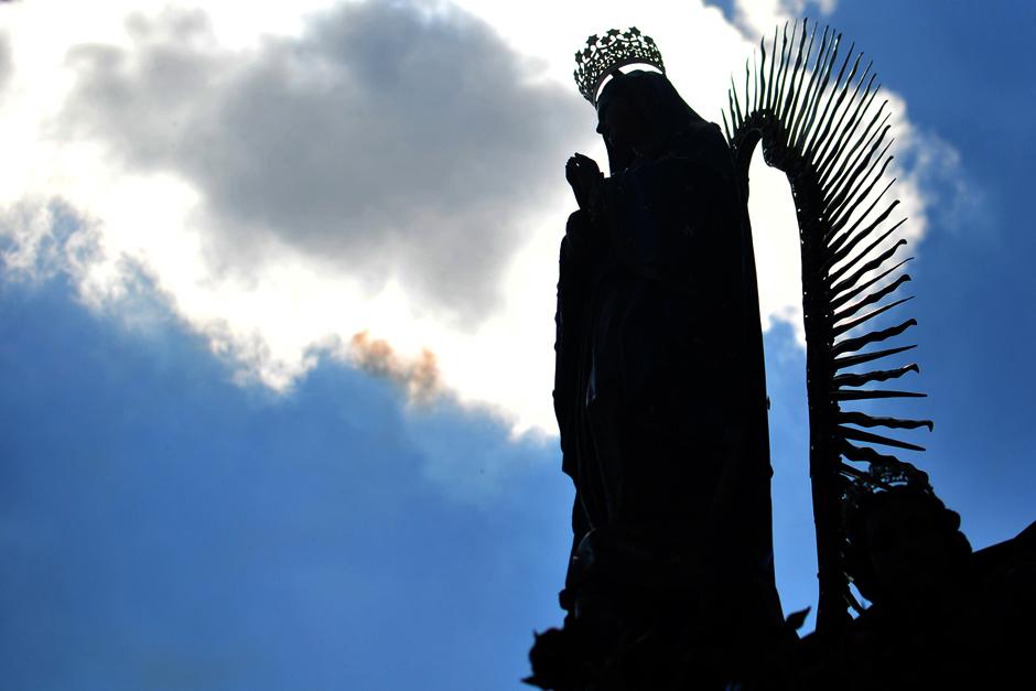 Este s&aacute;bado 12 de diciembre los guatemaltecos celebraron y oraron delante de la Virgen de Guadalupe. (Foto: Alejandro Bal&aacute;n/Soy502)