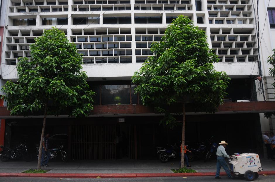La Conred evalu&oacute; nuevamente el edificio 10-57 y recomend&oacute; desalojarlo. (Foto: Alejandro Bal&aacute;n/Soy502)