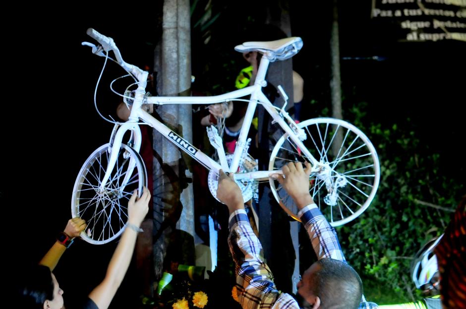 Una Bicicleta Blanca fue colocada en memoria de Juan Pablo Gualrte, ciclista nacional, en el lugar donde falleció (Foto: Alejandro Balán/Soy502).