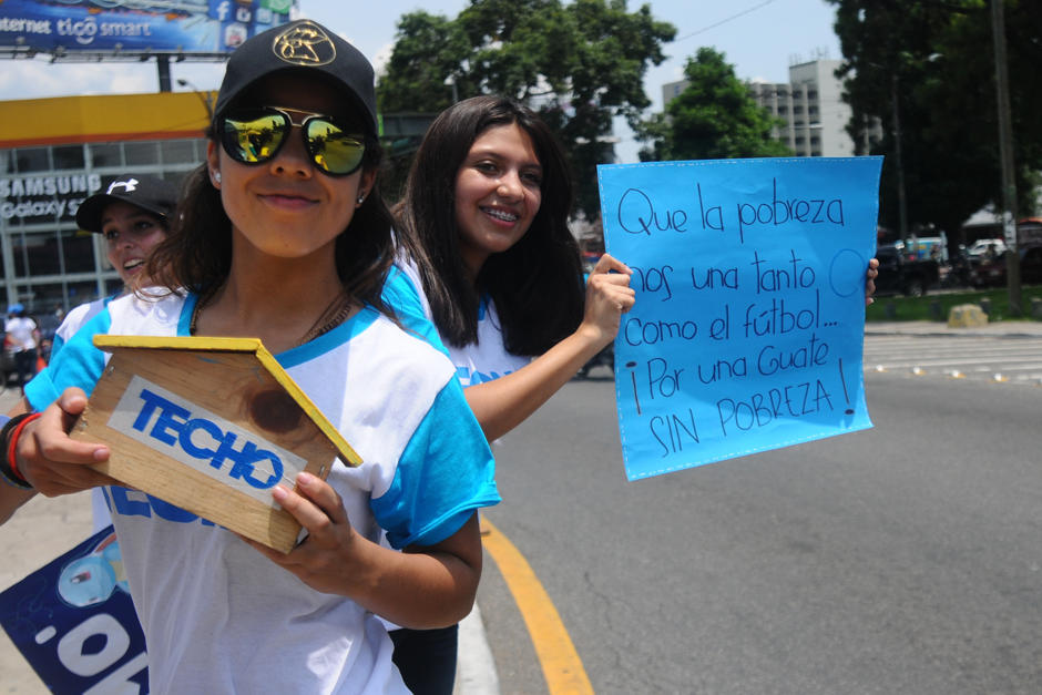 Con carteles y alcanc&iacute;as se hace la colecta de techo 2016. (Foto: Alejandro Bal&aacute;n /SOy502)
