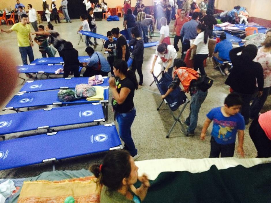 Los guatemaltecos sobrevivientes a la tragedia en El Cambray II en Santa Catarina Pinula pasar&aacute;n su primera noche en un albergue. &nbsp;(Foto:&nbsp;Andssuer Hernandez/Soy502)&nbsp;