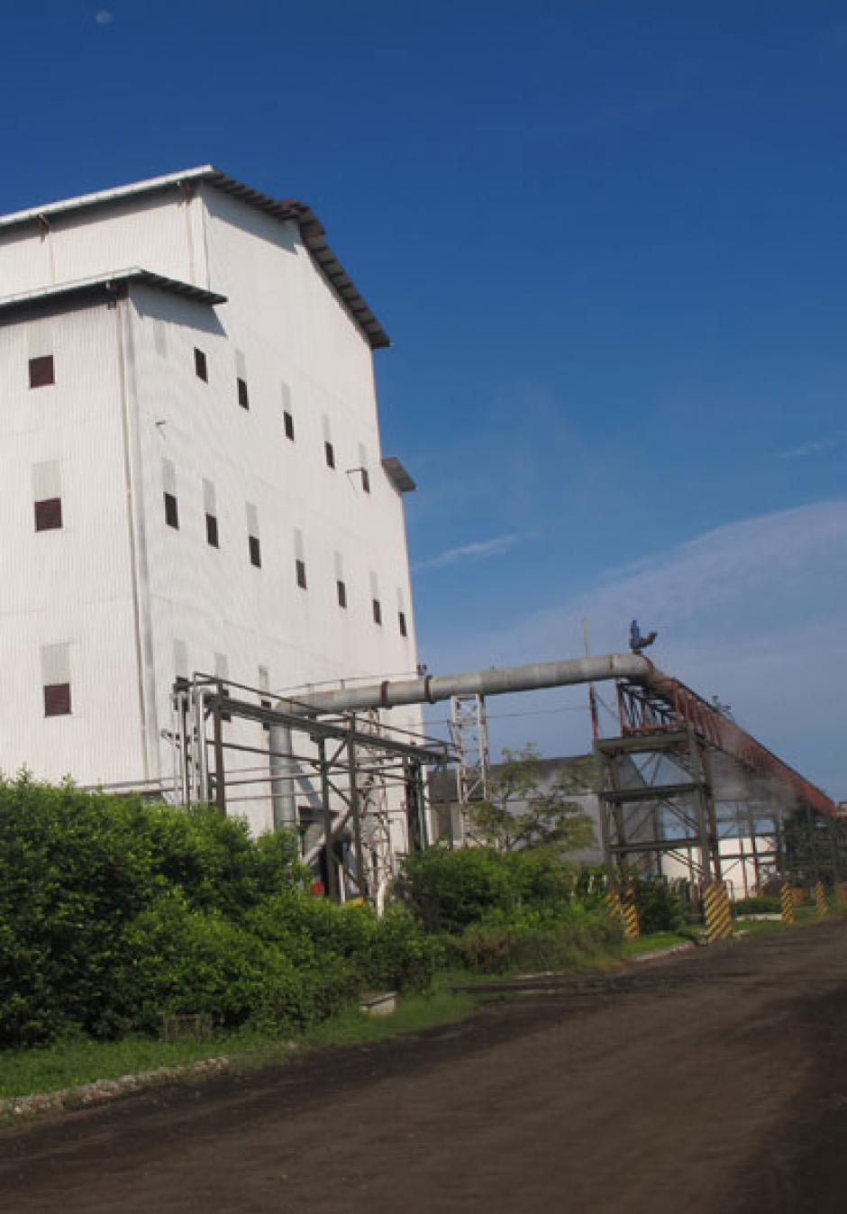 La diversificaci&oacute;n hacia el negocio de la producci&oacute;n de alcohol le ha significado beneficios a la empresa. &nbsp;(Foto: Ingenio Magdalena)