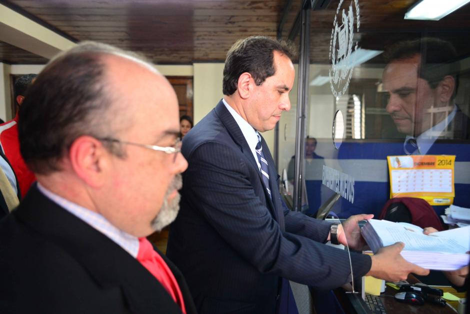 Alejandro Balsels y Francisco Esvertsz, abogados de Telefónica, presentaron un recurso de amparo en contra del Impuesto a la Telefonía aprobado por el Congreso dentro del Presupuesto. (Foto: Jesús Alfonso/Soy502)