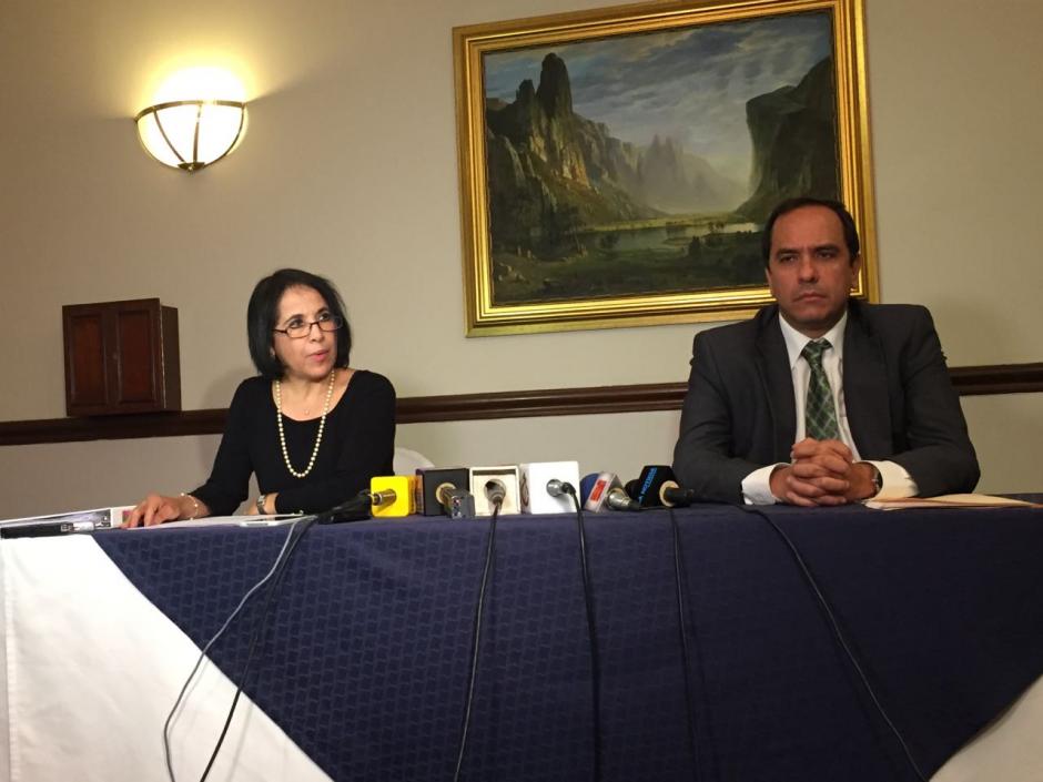 Mayar&iacute; Centeno L&oacute;pez, hermana de Pavel Centeno, y Alejandro Balsells, abogado de la familia Centeno. (Foto: Jes&uacute;s Alfonso/Soy502) 