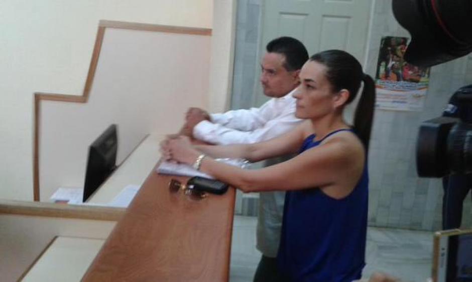 La abogada Ana Lucía Alejos y el comerciante Andrés Fernández presentan un recurso de exhibición personal a favor del ex secretario privado de la vicepresidenta, Juan Carlos Monzón. (Foto: Soy502).