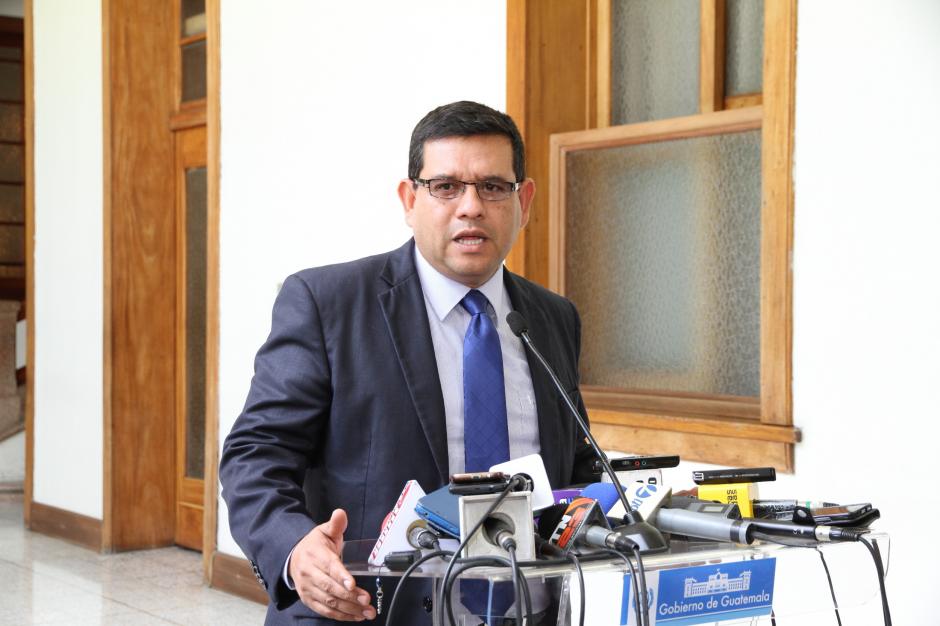 El ministro de ambiente, Óscar Medinilla, explicó que al menos dos empresas de las que trabajan en la orilla del río Pasión no tienen estudio de impacto ambiental. (Foto: Presidencia)