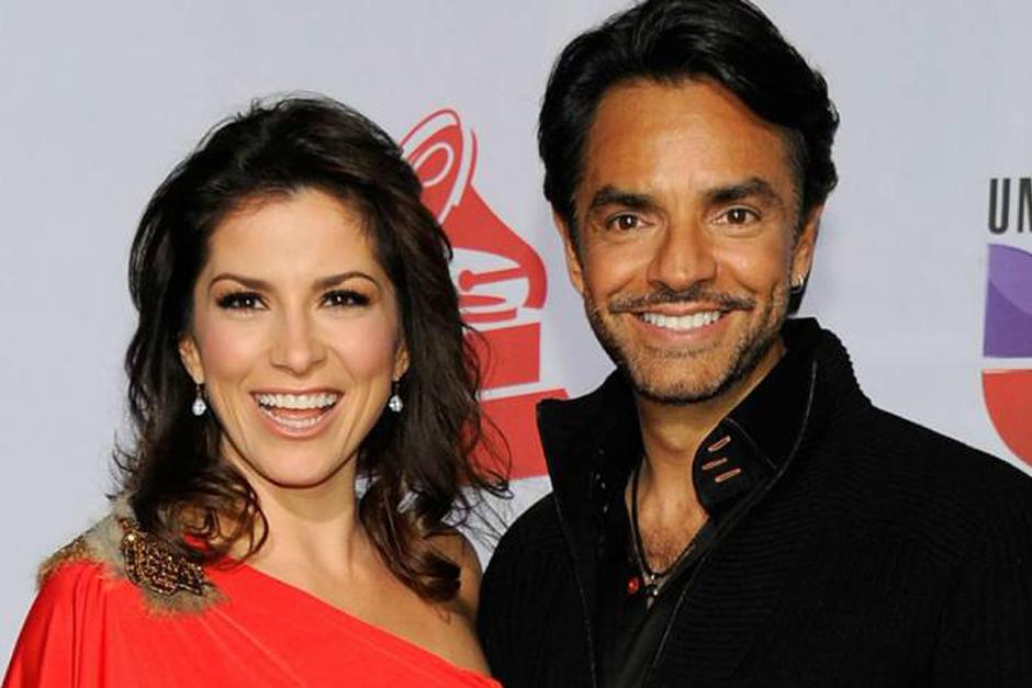 La cantante Alessandra Rosaldo publicó en su cuenta de Twitter una fotografía de la familia que formó al lado de Eugenio Derbez.