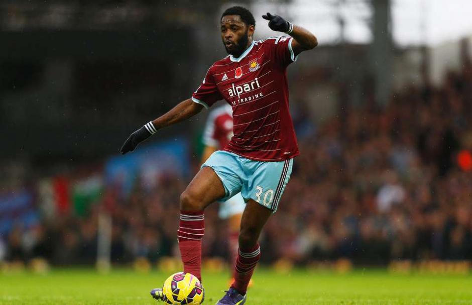 Alex Song se encuentra actualmente a pr&eacute;stamo con el West Ham por parte del Barcelona. (Foto: givemesport.com)
