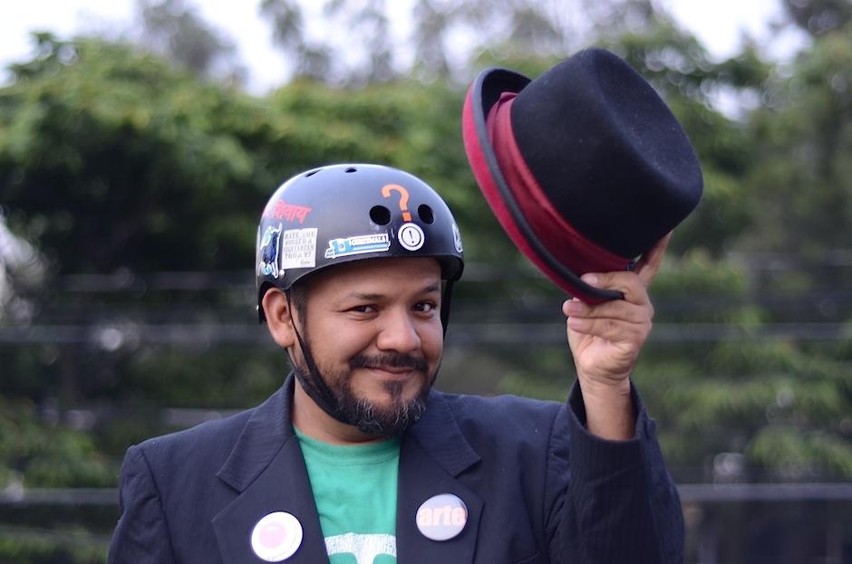 Alexis Cuentacuentos se uni&oacute; con amigos involucrados en la fotograf&iacute;a y el periodismo para formar "Bicirol", un proyecto que propone la bicicleta como medio de transporte alternativo. (Foto: Selene Mej&iacute;a/Soy502)&nbsp;