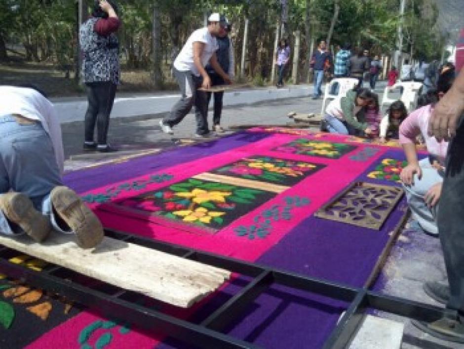 Familias enteras participan en la elaboración de la alfombra de aserrín más larga de mundo, según el récord de Guinness. (Foto: Municipalidad de Guatemala)