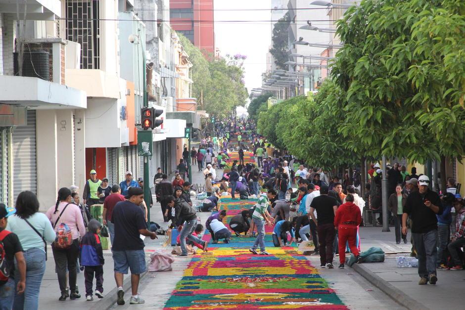 Guatemala logr&oacute; en 2015 el r&eacute;cord con una alfombra de 2 mil 300 metros por todo el Paseo de la Sexta. (Foto: Archivo/Soy502)&nbsp;
