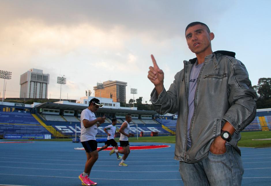 El fondista guatemalteco Alfredo Ar&eacute;valo habla de su presente y futuro en el atletismo nacional. (Foto: Luis Barrios/Soy502)