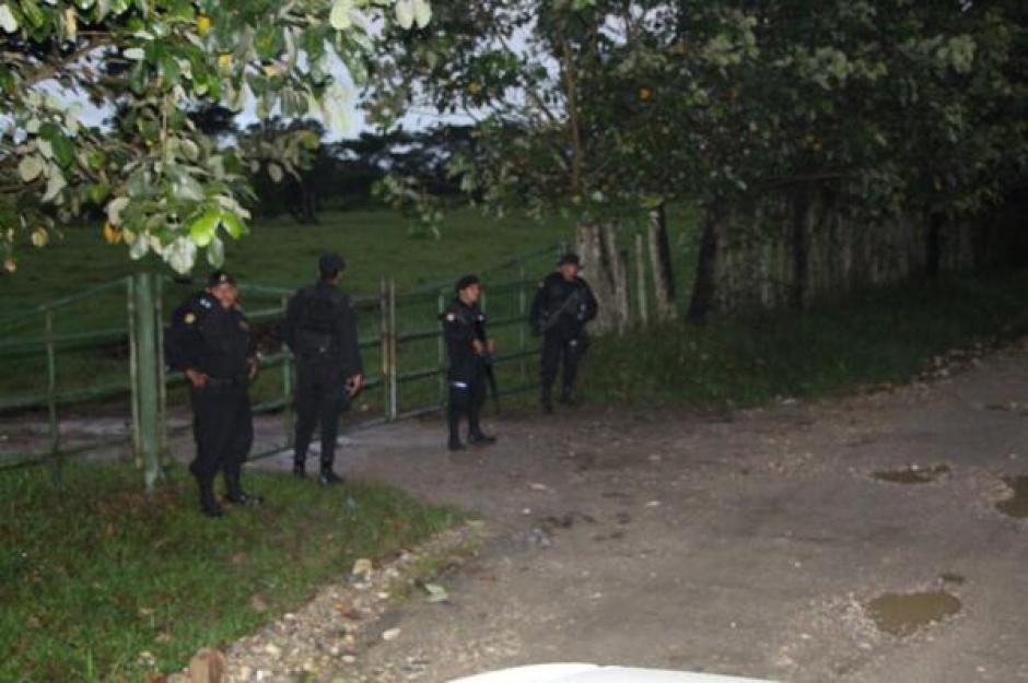 Fuerzas de seguridad detienen a ocho personas en Izabal, las cuales ser&aacute;n trasladadas a la capital. (Foto: Twitter/Ministerio de Gobernaci&oacute;n)&nbsp;