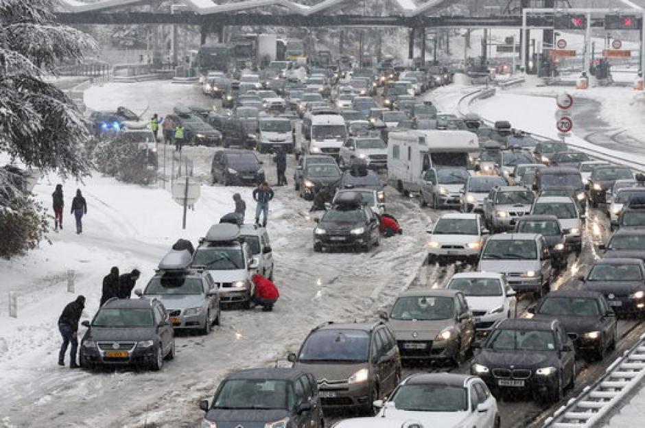Miles de veh&iacute;culos han quedado atrapados en los Alpes Franceses por las intensas nevadas. (Foto: EFE)