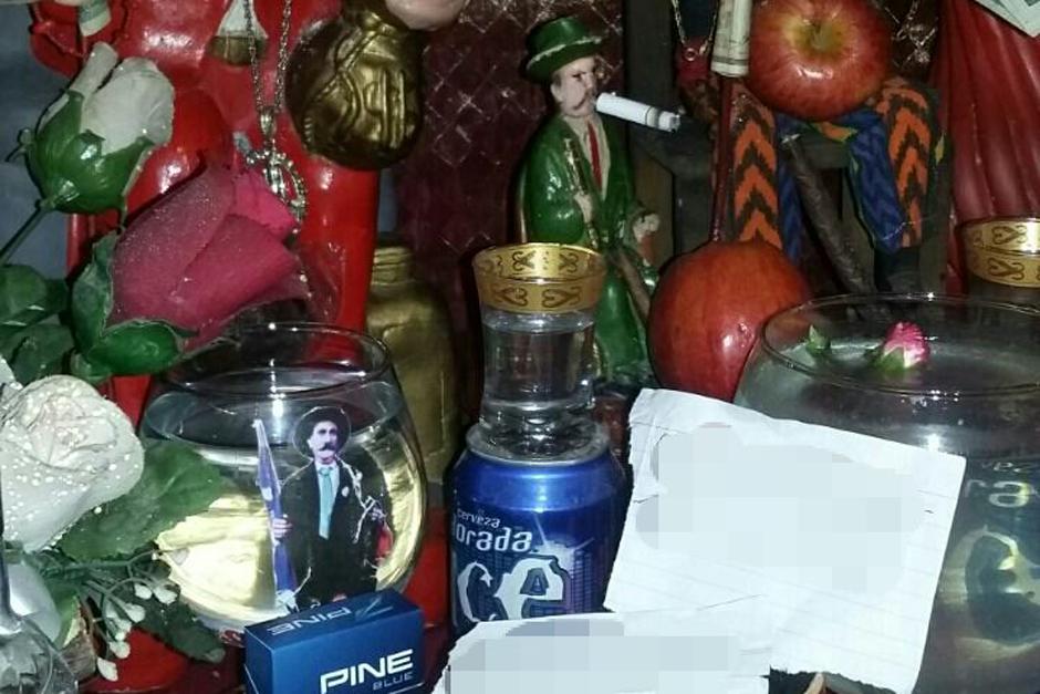 Las autoridades han encontrado todo tipo de altares en allanamientos contra extorsiones, en esta ocasión encontraron uno a Maximón. (Foto: PNC)