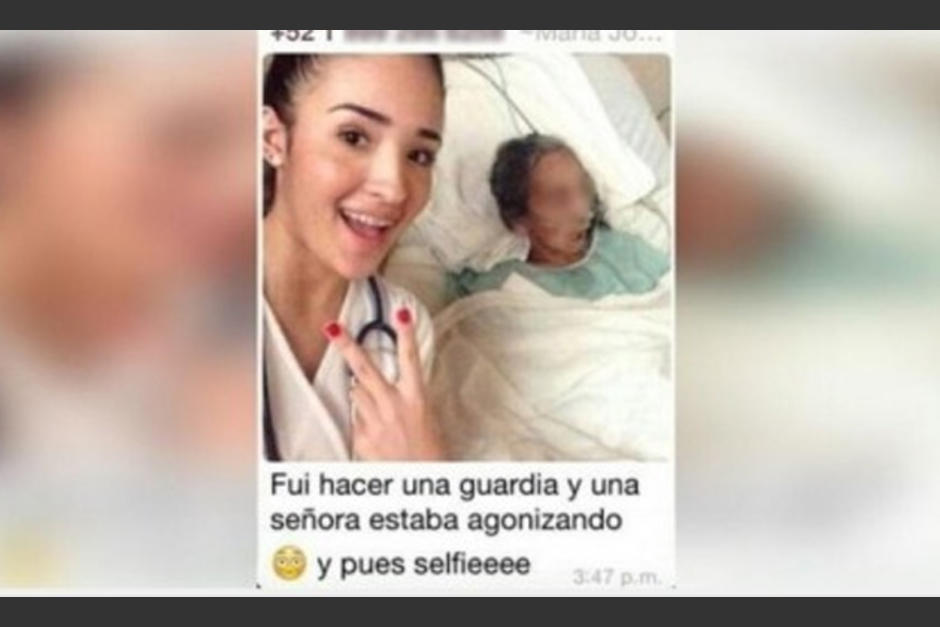 Fotograf&iacute;a de estudiante de medicina junto a mujer enferma causa indignaci&oacute;n en redes sociales. (Foto: Yucatan.com)