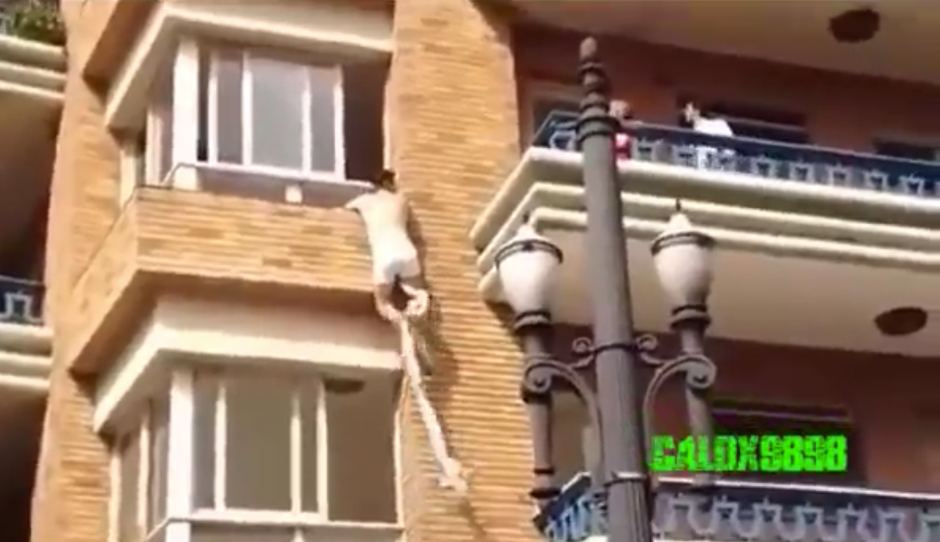 El hombre hacer malabares para salir de la casa lo m&aacute;s pronto posible. (Captura de pantalla: noticias24)