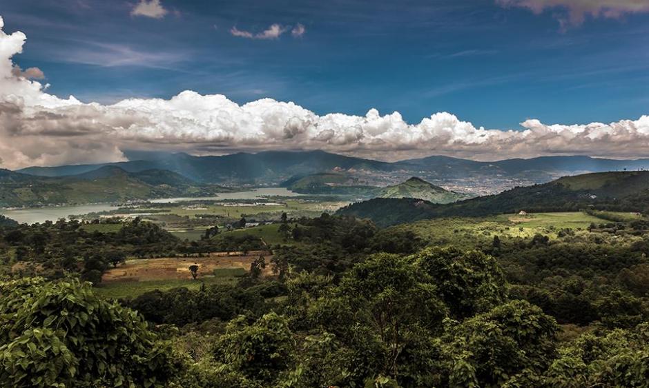 Amatitl&aacute;n vive este 3 de mayo un d&iacute;a de fiesta, en la celebraci&oacute;n del D&iacute;a de la Cruz. Esta hermosa imagen nos recuerda la bellaza del lago al centro de este municipio de Guatemala. (Foto Marcelo Jim&eacute;nez/www.facebook.com/MarceloJimenezFotografia)