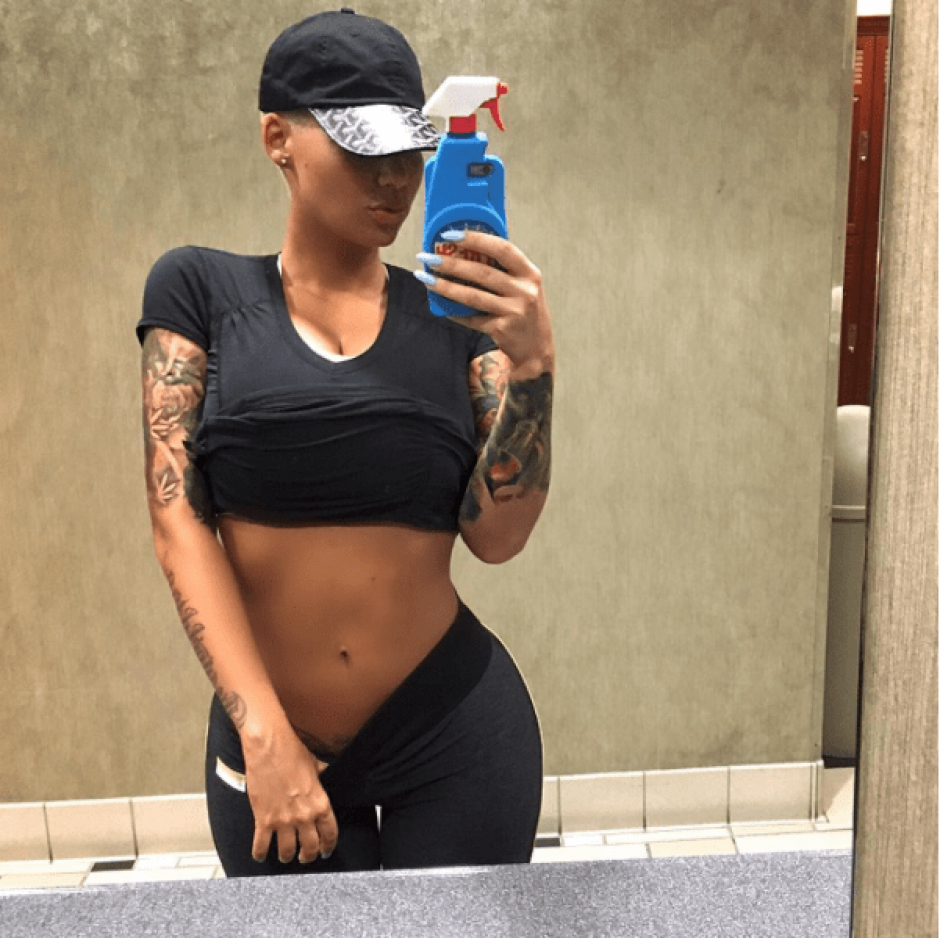 Su vestimenta suele resaltar su curvil&iacute;nea figura. (Foto: @amberrose/Instagram)