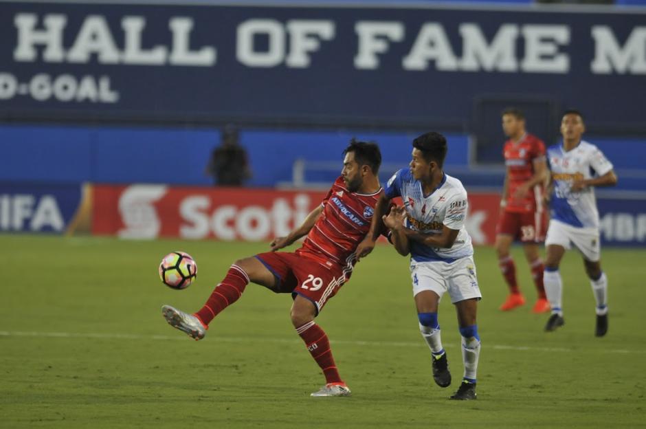 Carlos Ruiz debuto con el Dallas FC y no pudo marcarle a Suchi. (Foto: &Aacute;lvaro Yool/Nuestro Diario)